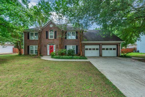 182 Rosecliff Drive is a 2525 sqft. Colonial Style home