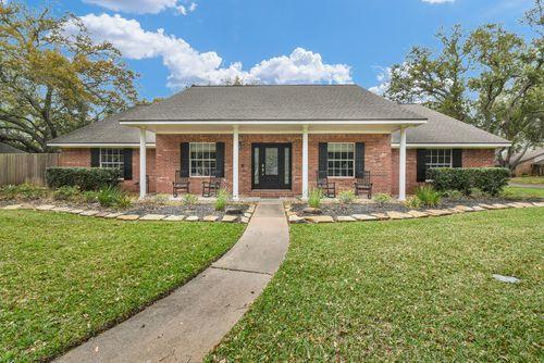 Corner lot privacy located on a quiet cul-de-sac with no thru traffic.